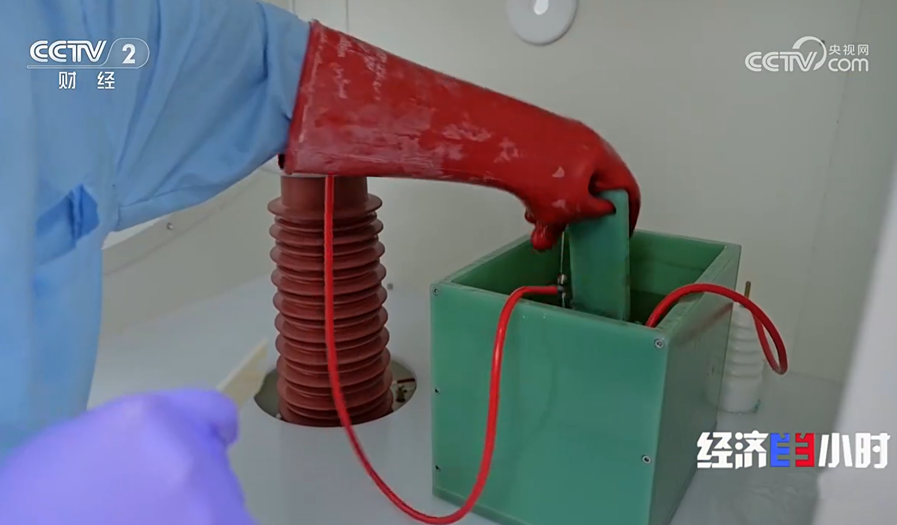 絕緣材料怕?lián)舸?？用華測儀器電壓擊穿試驗儀提前發(fā)現(xiàn)問題